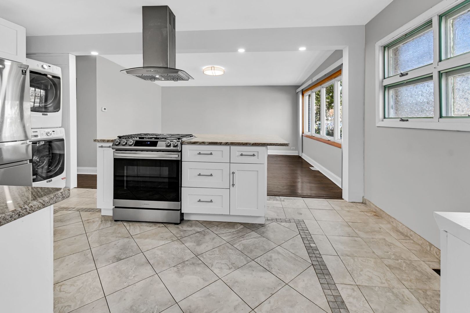 7943 W 97th Place, Hickory Hills, IL 60457