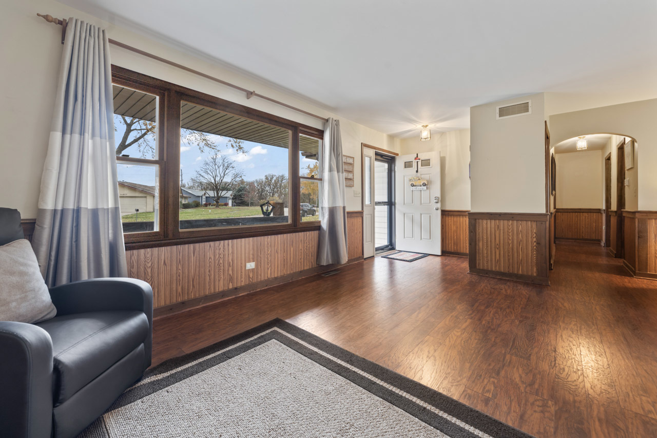 10820 Bonnie Brae Road, Huntley, IL 60142