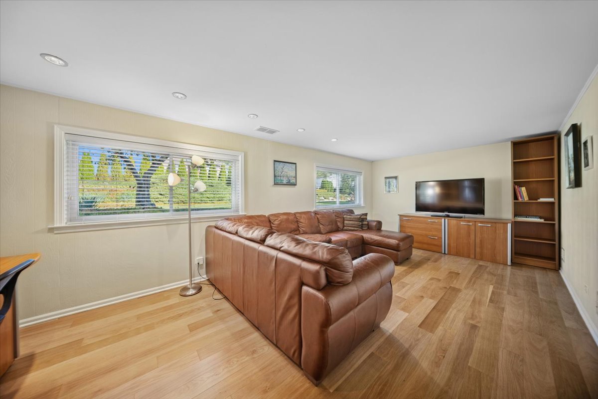 1614 Holly Avenue, Darien, IL 60561