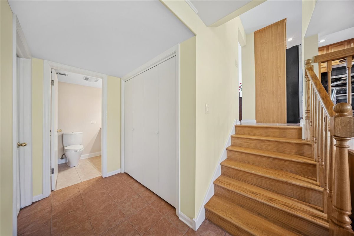 1614 Holly Avenue, Darien, IL 60561