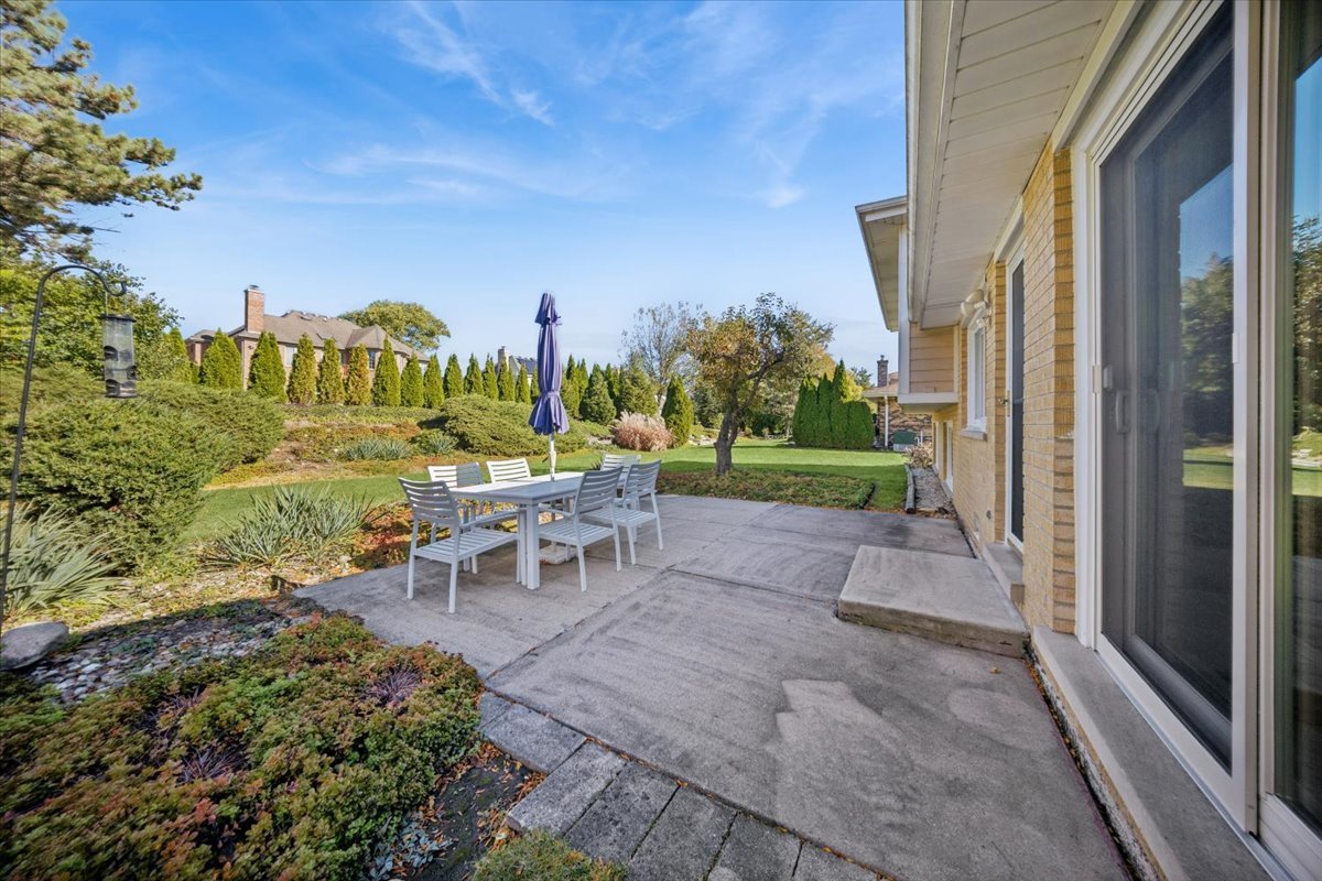 1614 Holly Avenue, Darien, IL 60561