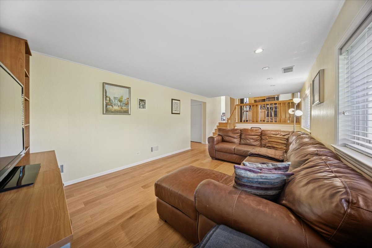 1614 Holly Avenue, Darien, IL 60561