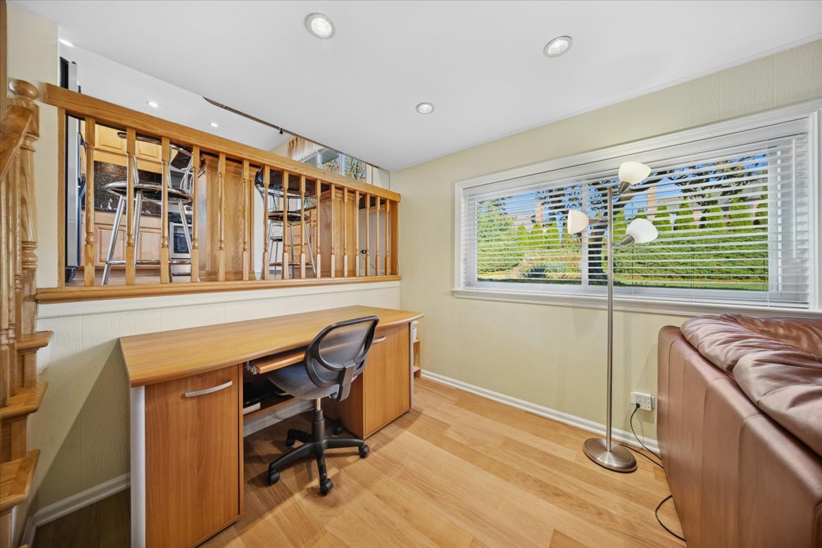 1614 Holly Avenue, Darien, IL 60561