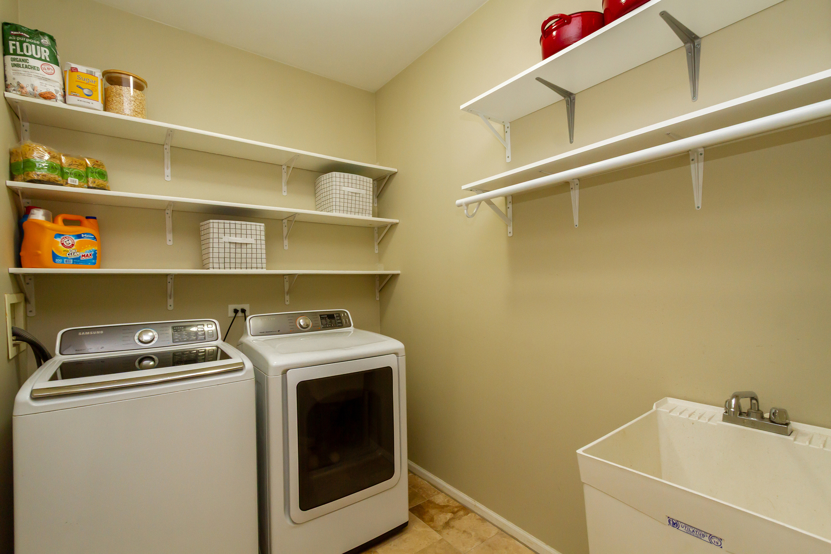 125 Augusta Drive, Gilberts, IL 60136