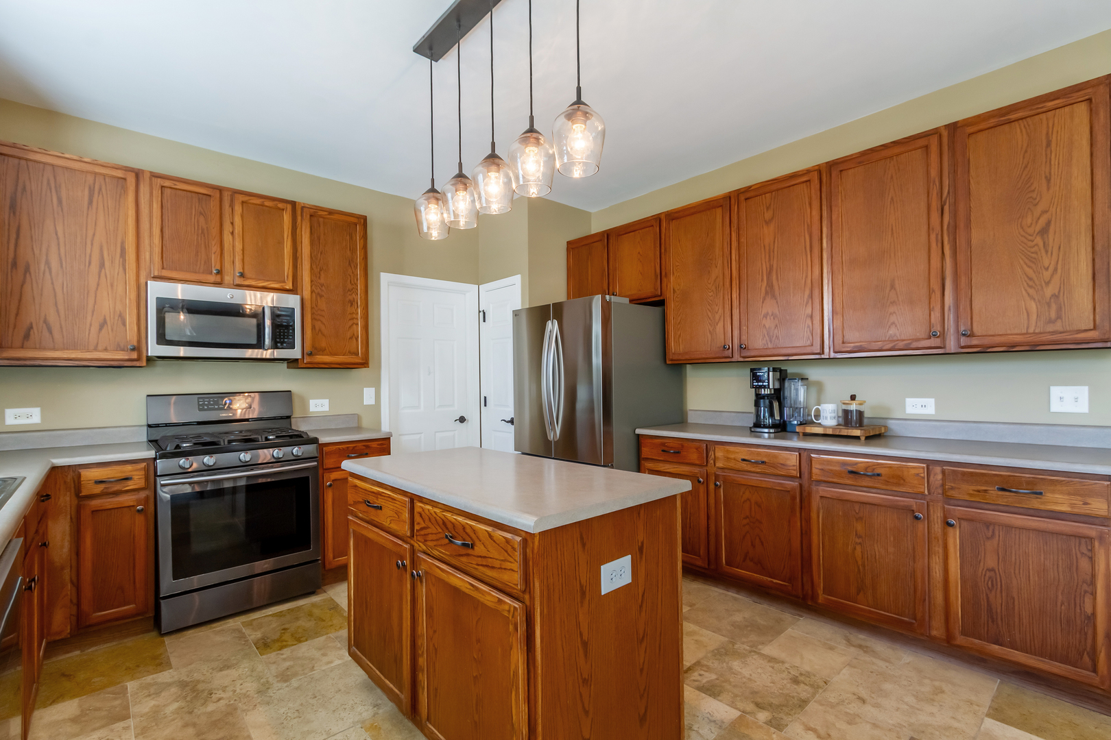 125 Augusta Drive, Gilberts, IL 60136