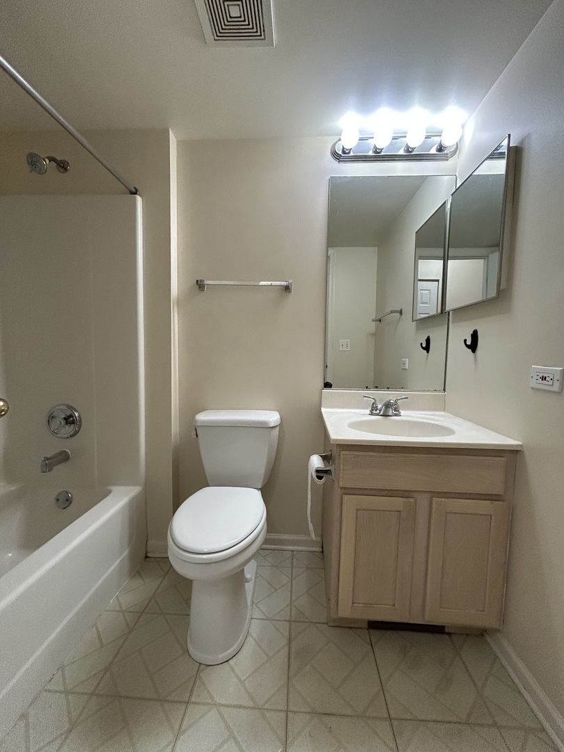 1020 CHAUCER Court #A, Elgin, IL 60120