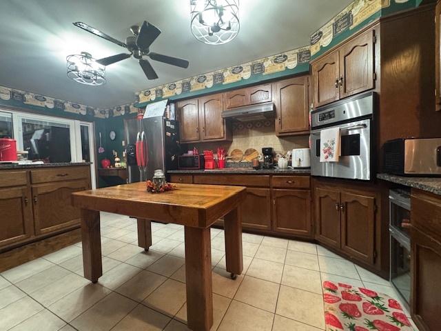 21 Colonial Drive, Clinton, IL 61727