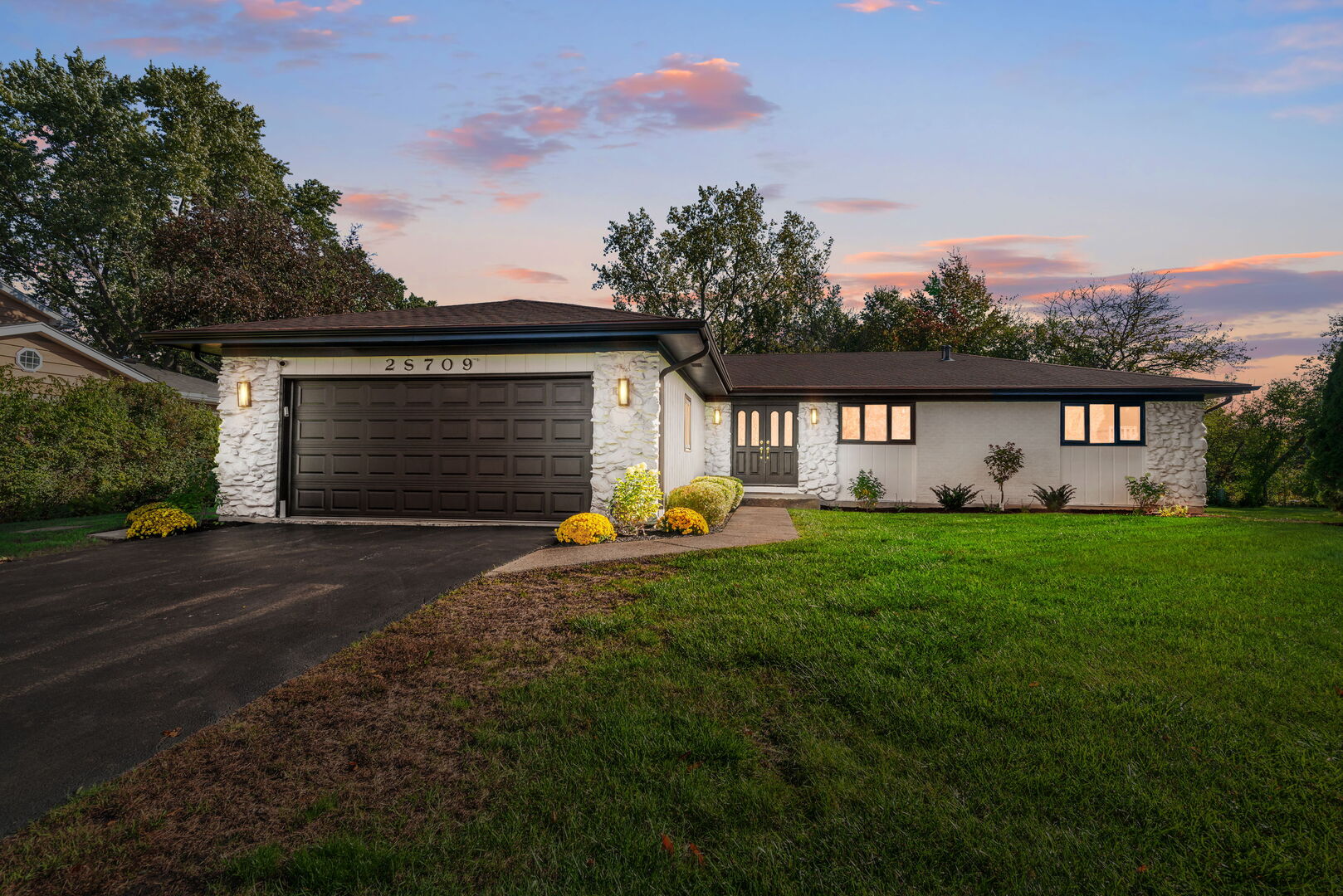 2S709 Ave Chateaux Drive, Oak Brook, IL 60523