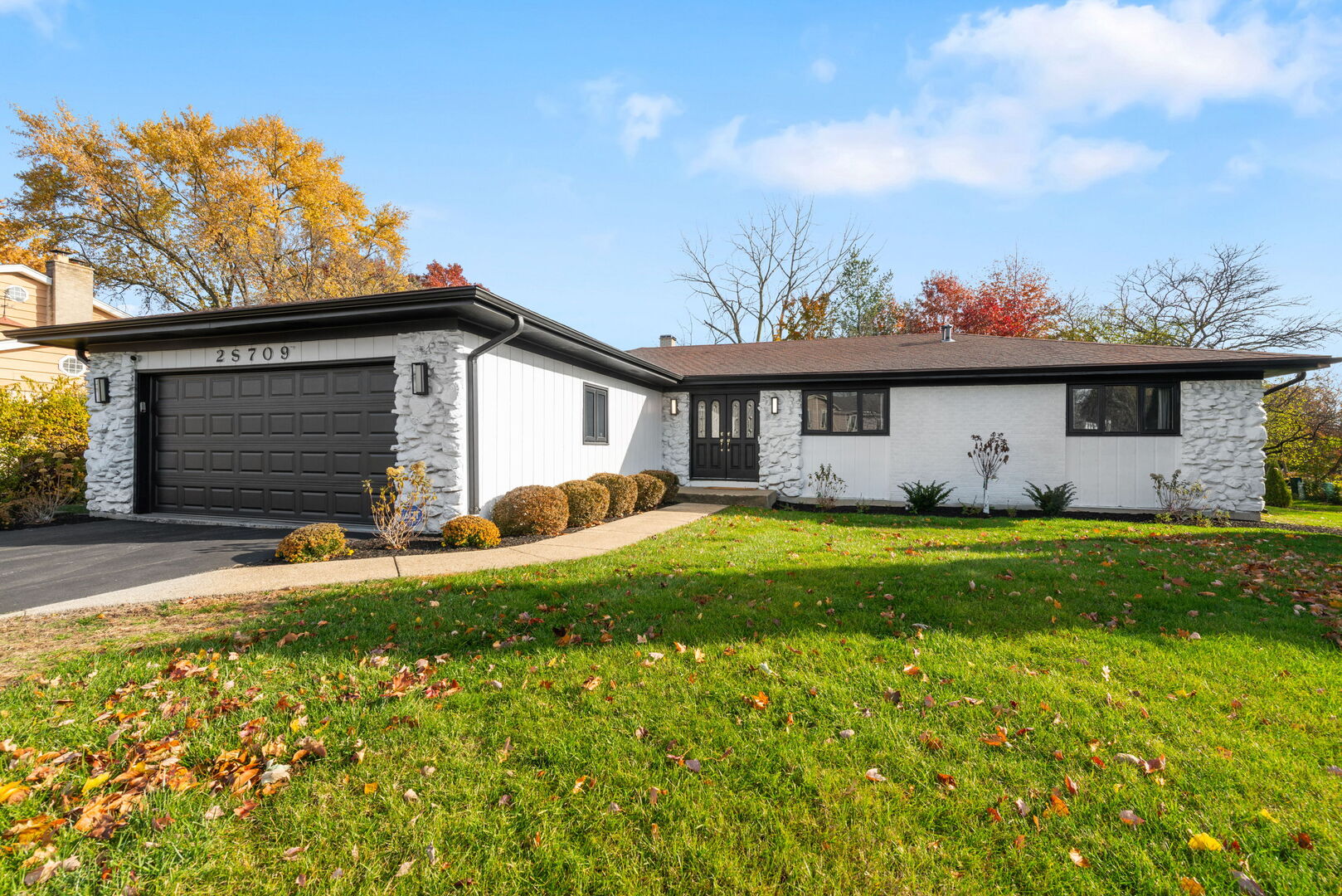 2S709 Ave Chateaux Drive, Oak Brook, IL 60523