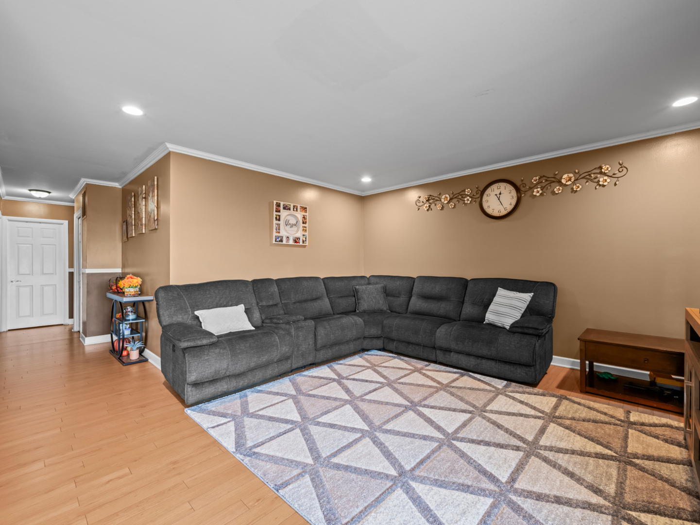 1905 Pierce Road, Hoffman Estates, IL 60169