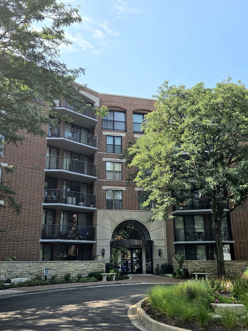 511 Aurora Avenue #108, Naperville, IL 60540