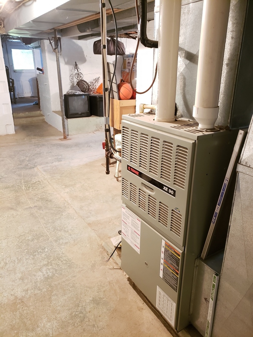 432 Northwest Street, Utica, IL 61373