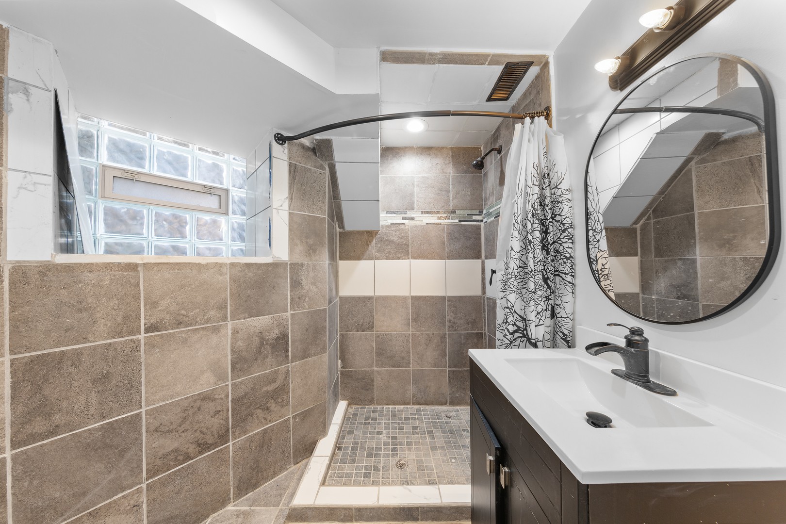 747 S Kenneth Avenue, Chicago, IL 60624