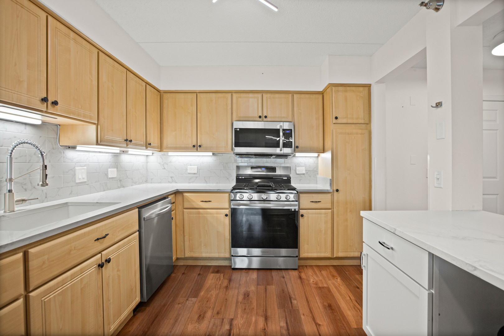 7021 W Touhy Avenue #207, Niles, IL 60714