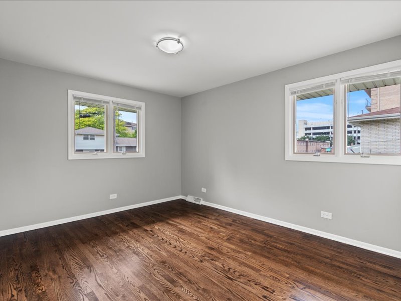 9526 S Kilbourn Avenue, Oak Lawn, IL 60453