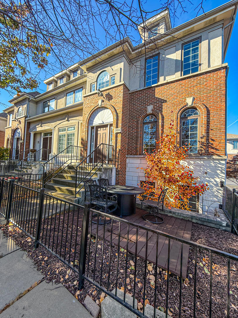 1804 Alta Vista Court, Naperville, IL 60563