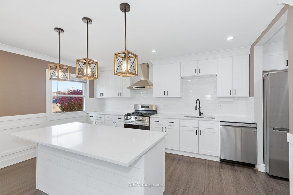 9435 S 78th Avenue, Hickory Hills, IL 60457