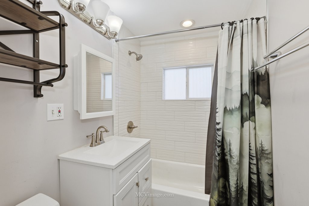 9435 S 78th Avenue, Hickory Hills, IL 60457