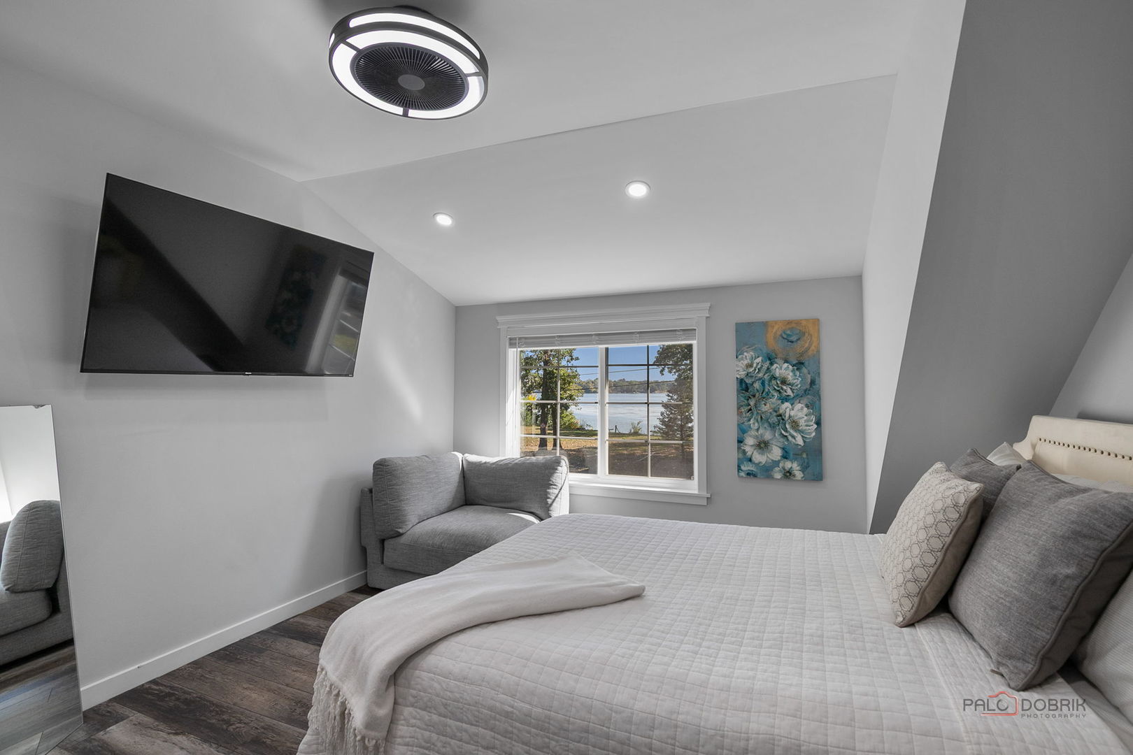 68 E Lakeview Avenue, Round Lake Beach, IL 60073