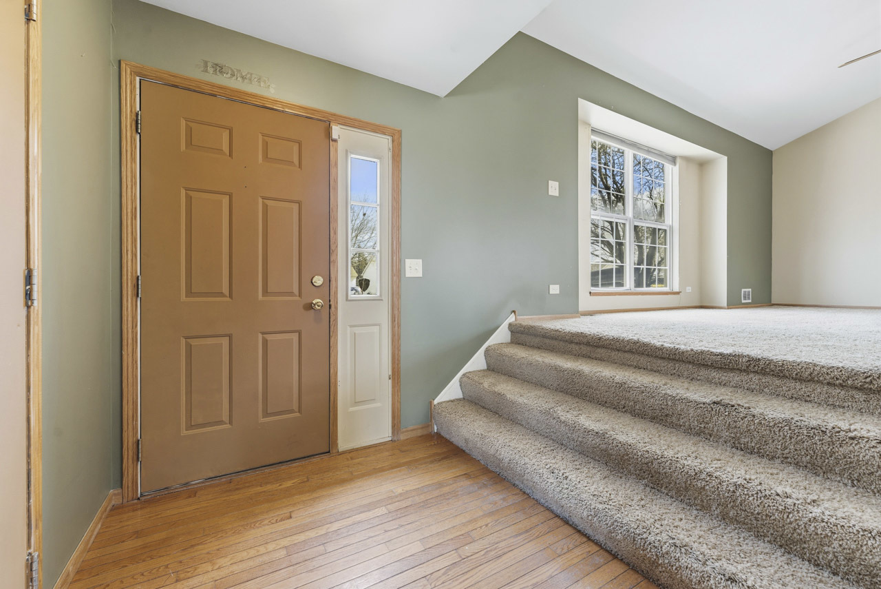 658 Anderson Drive, Lake In The Hills, IL 60156