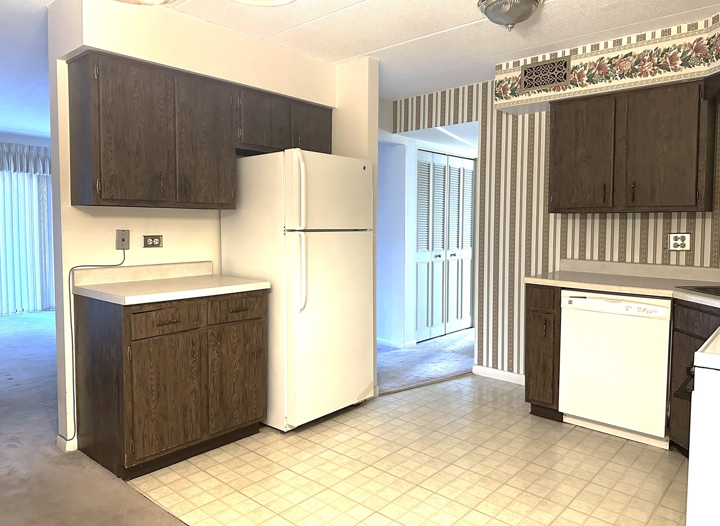 525 Timber Ridge Drive #107, Carol Stream, IL 60188