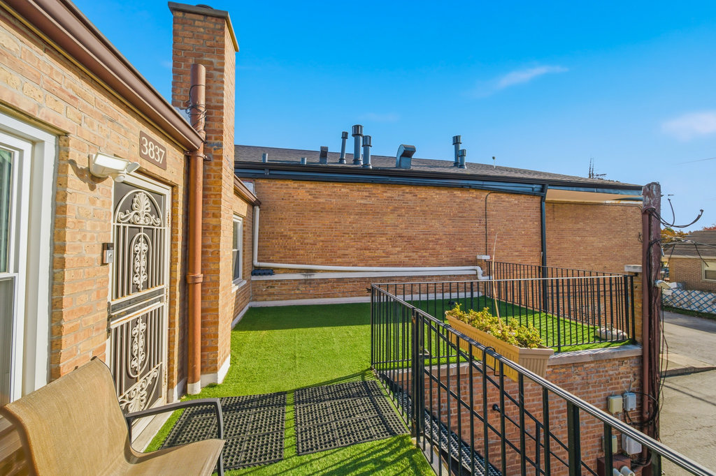 3837 W 95th Street, Evergreen Park, IL 60805