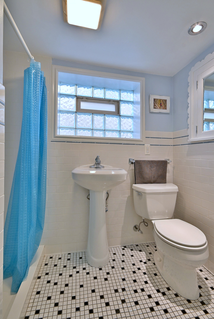 6513 N NEVA Avenue, Chicago, IL 60631