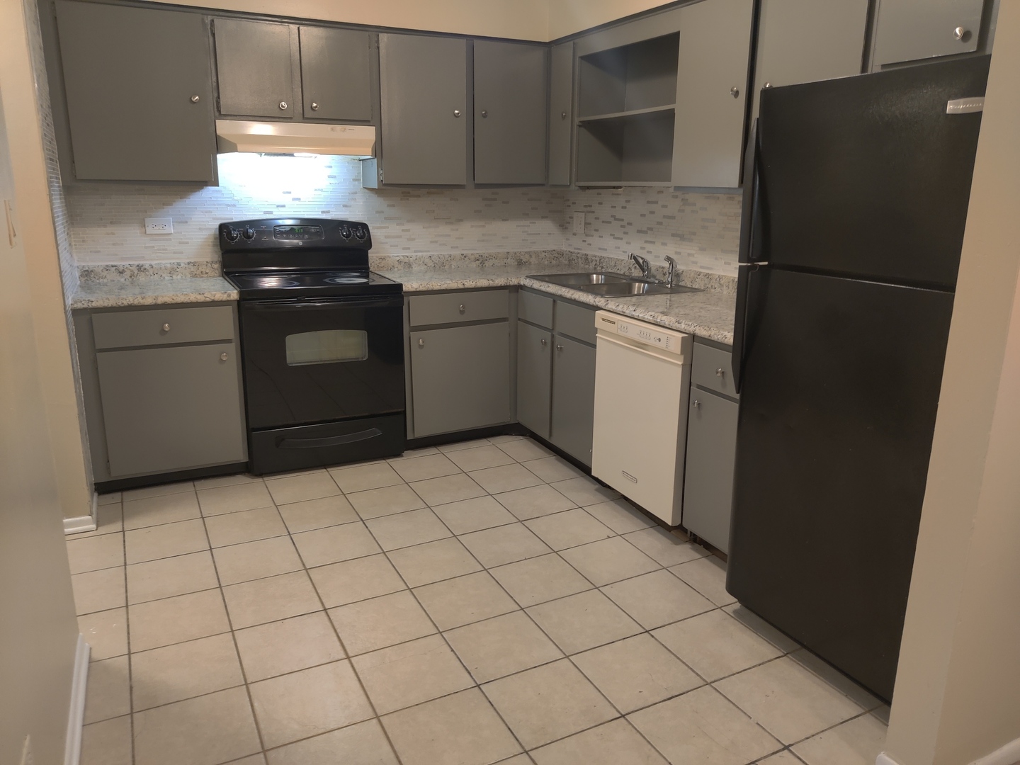 121 W Elk Trail #221, Carol Stream, IL 60188