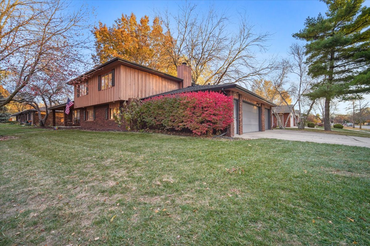 2603 Wellington Way, Bloomington, IL 61704