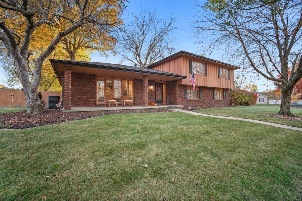 2603 Wellington Way, Bloomington, IL 61704