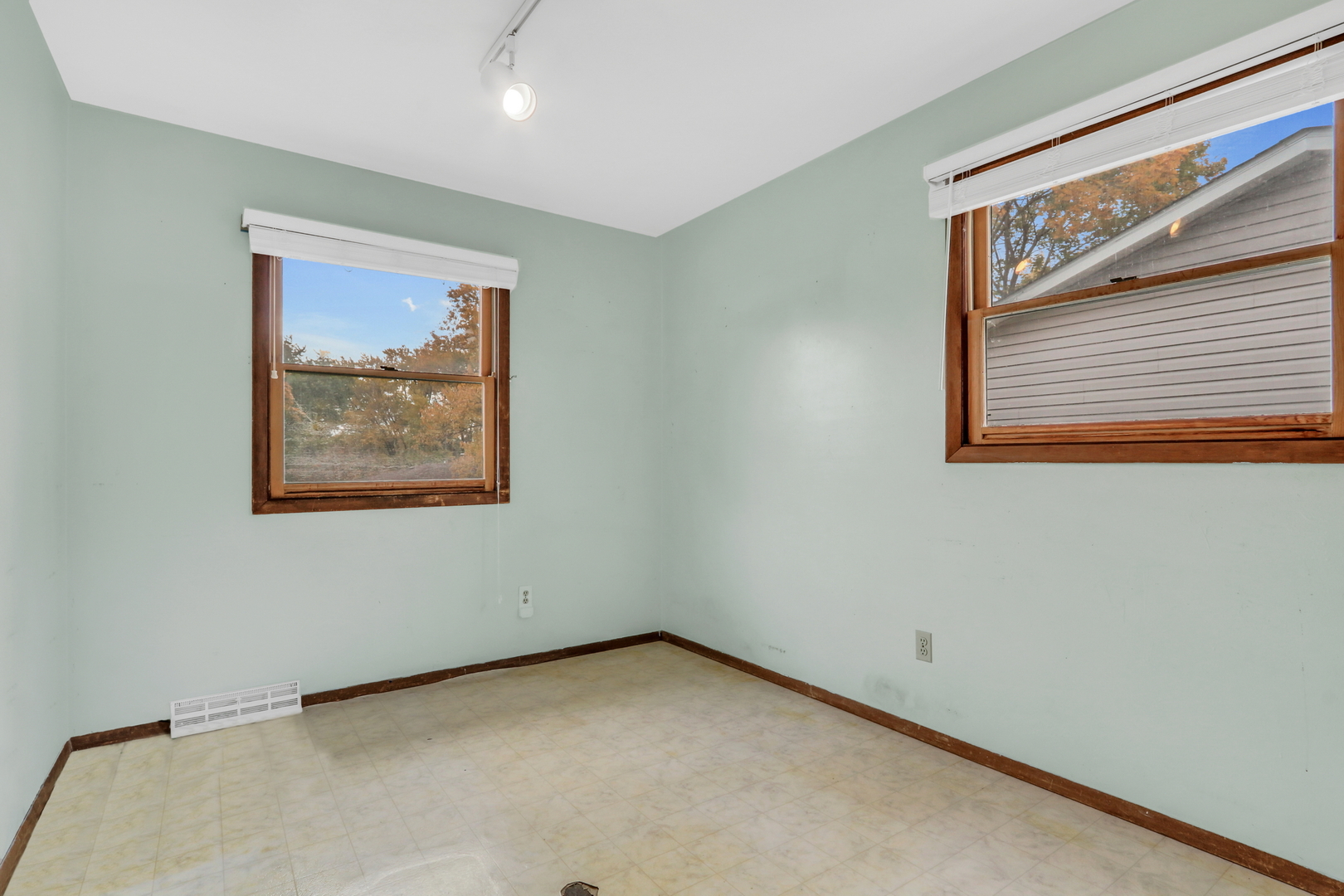 918 Ronald Terrace, Round Lake Beach, IL 60073