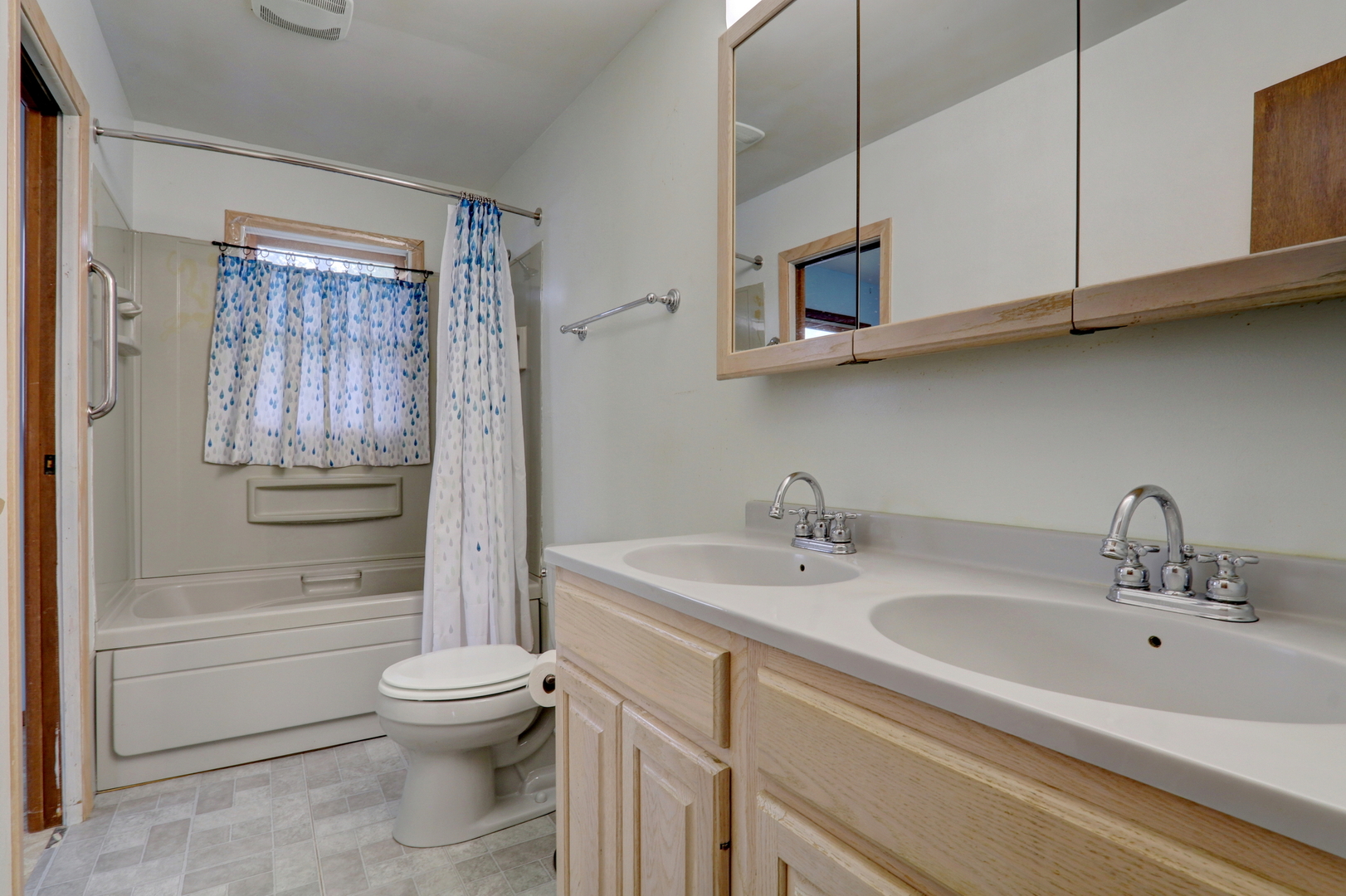 918 Ronald Terrace, Round Lake Beach, IL 60073