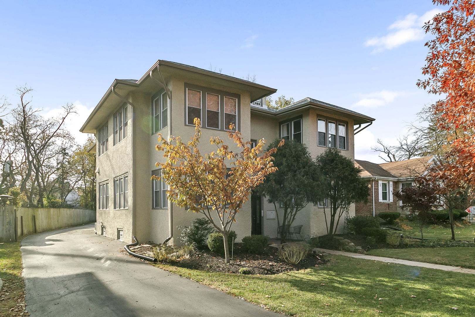 395 N Delaplaine Road #1W, Riverside, IL 60546