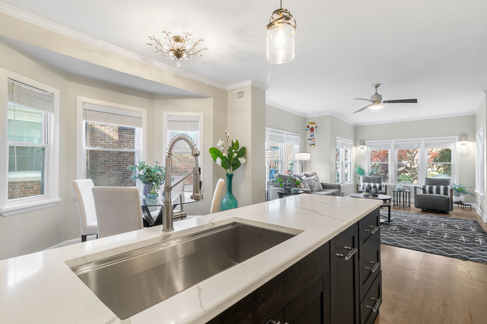 395 N Delaplaine Road #1W, Riverside, IL 60546