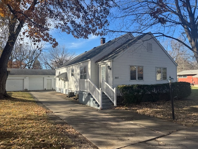 307 N Linden Street, Clinton, IL 61727