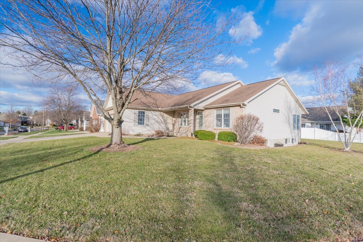 1612 Myra Lane, Bloomington, IL 61704