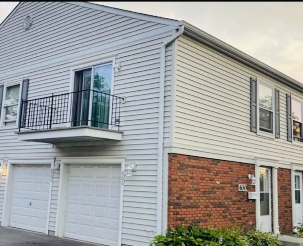 600 Academy Court #600, Schaumburg, IL 60194