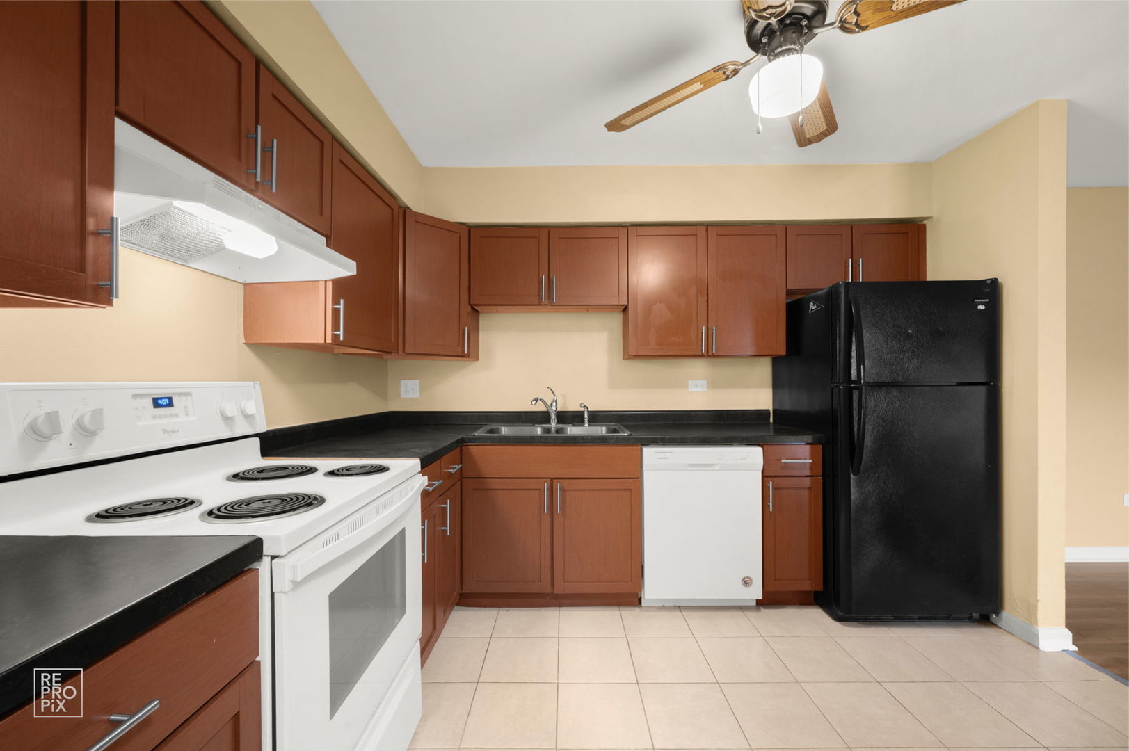 107 W Elk Trail #106, Carol Stream, IL 60188