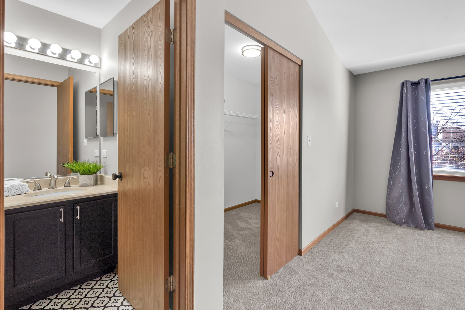 239 Camel Bend Court #4, Schaumburg, IL 60194