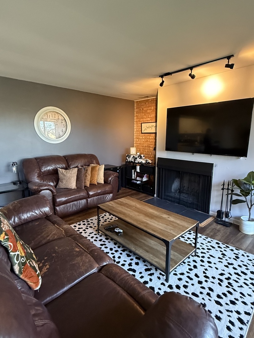 5811 Oakwood Drive #C, Lisle, IL 60532