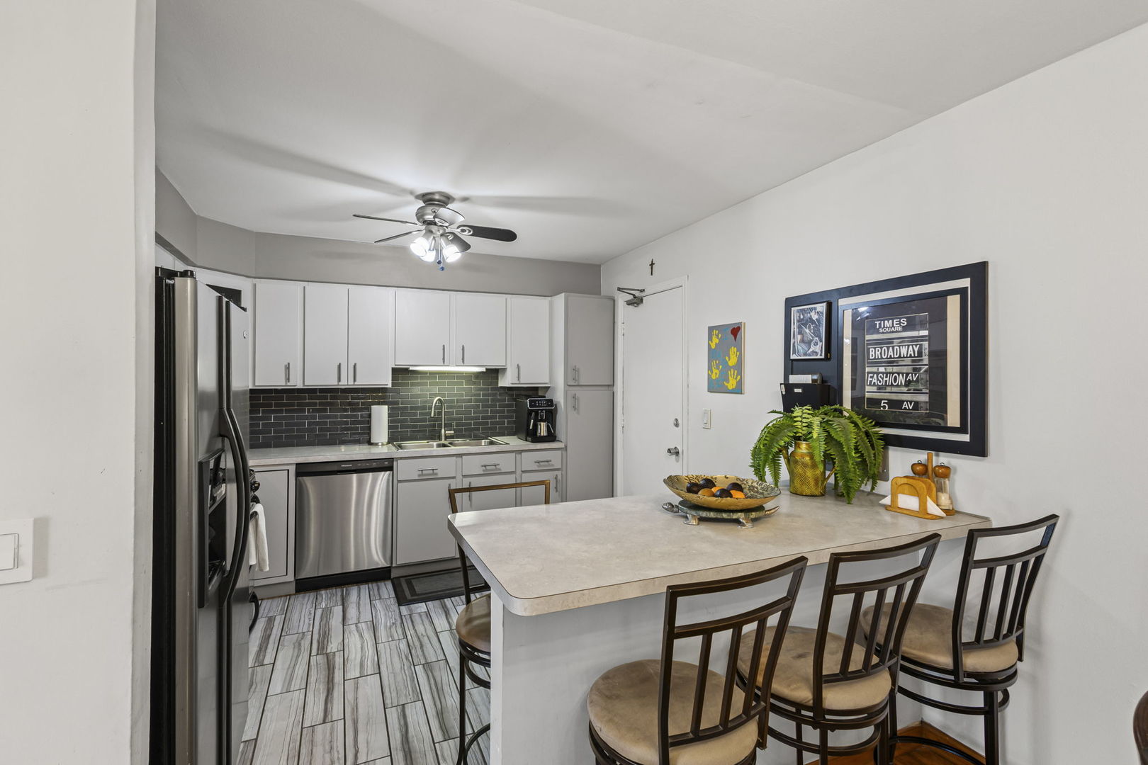 9561 Dee Road #1D, Des Plaines, IL 60016