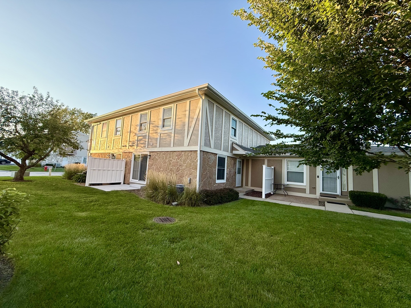 1045 Hampton Harbor #1045, Schaumburg, IL 60193