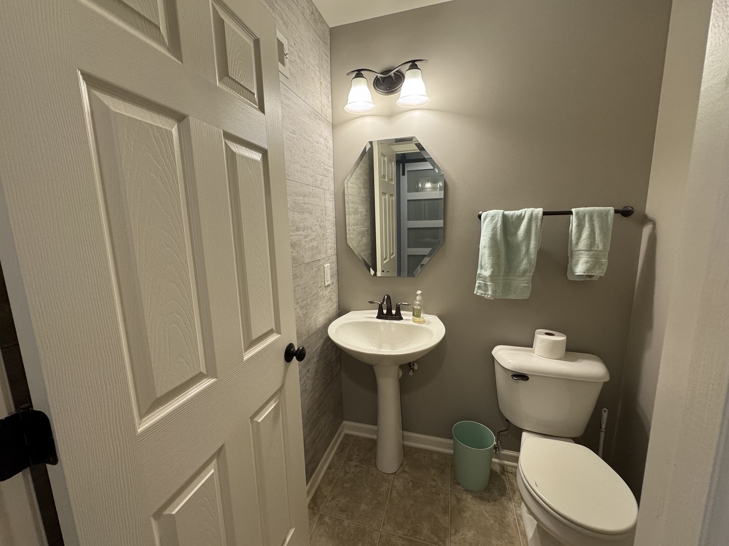 586 Vine Street, Hampshire, IL 60140