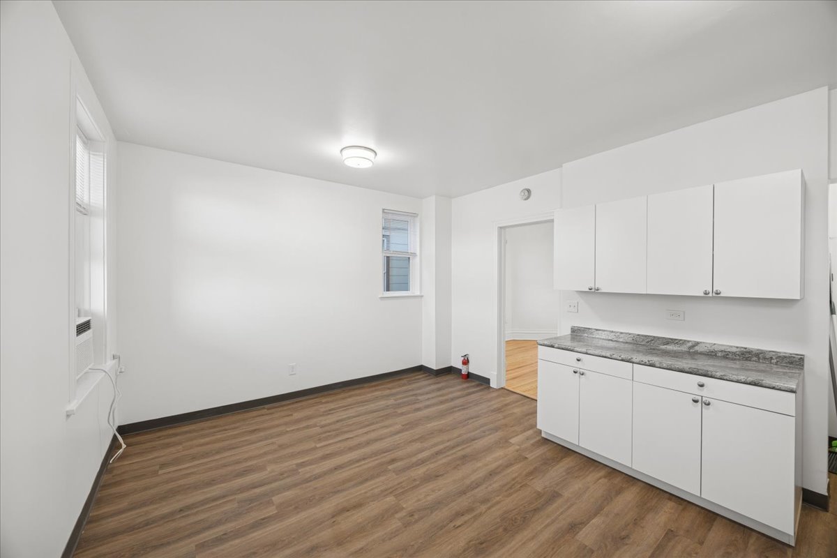 3 E Quincy Street #2, Riverside, IL 60546