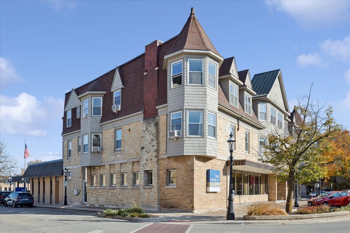 3 E Quincy Street #2, Riverside, IL 60546