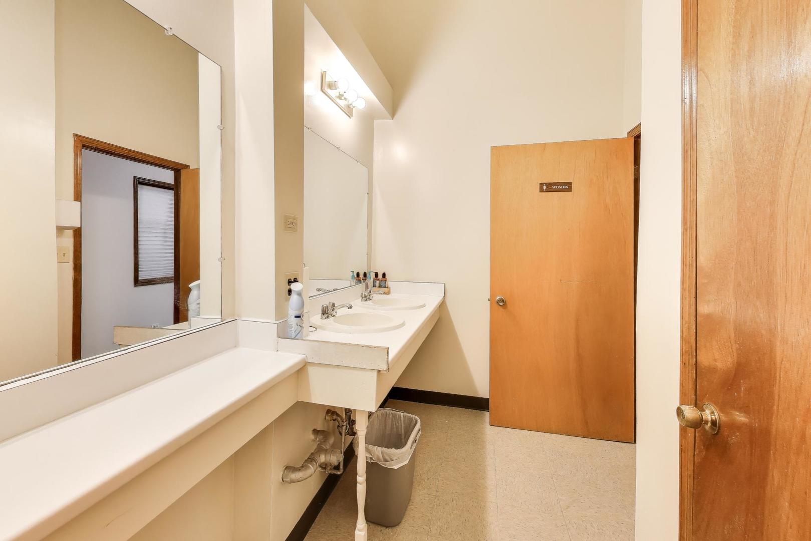 1002 E 75th Street, Chicago, IL 60619