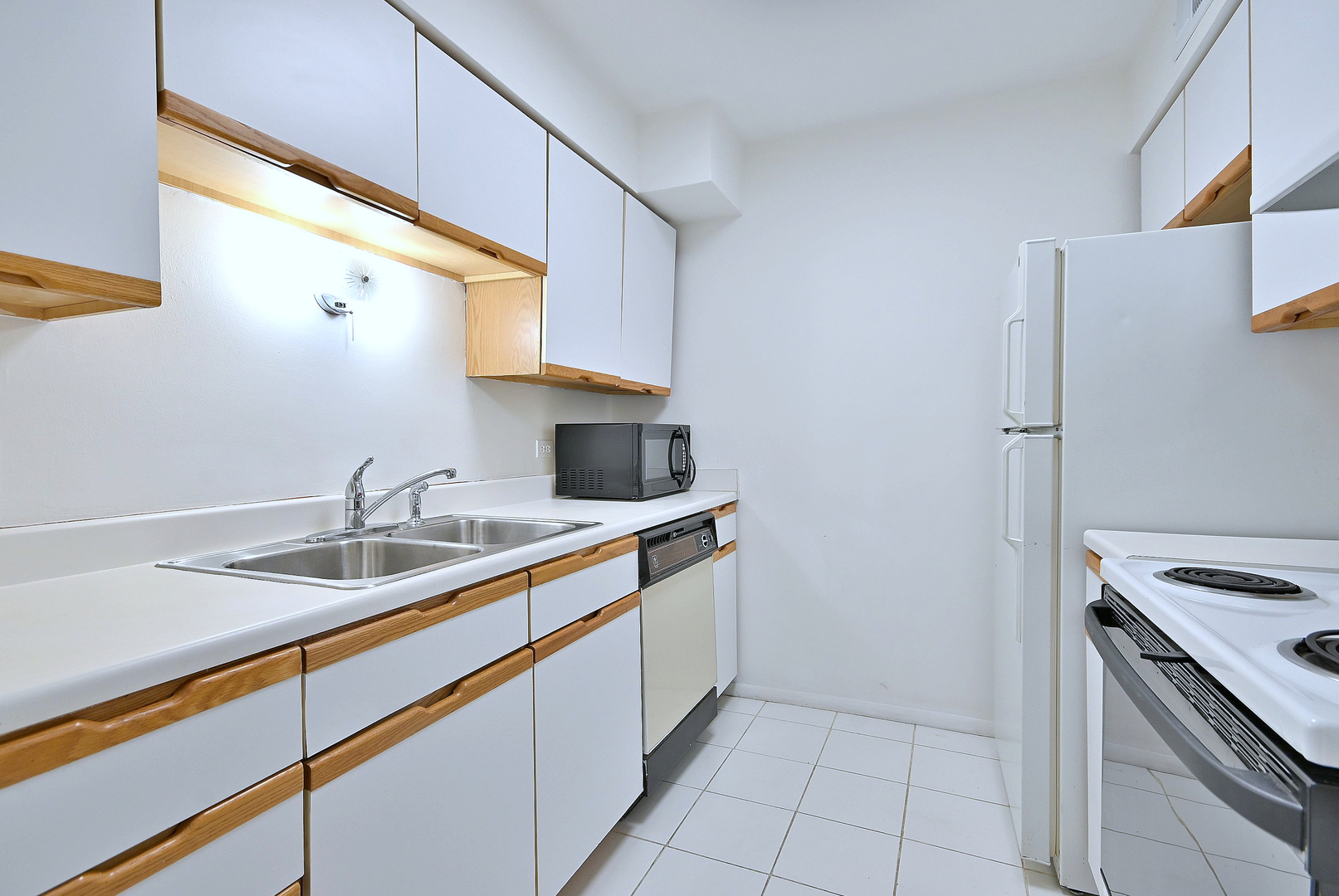 6177 Knoll Wood Road #102, Willowbrook, IL 60527