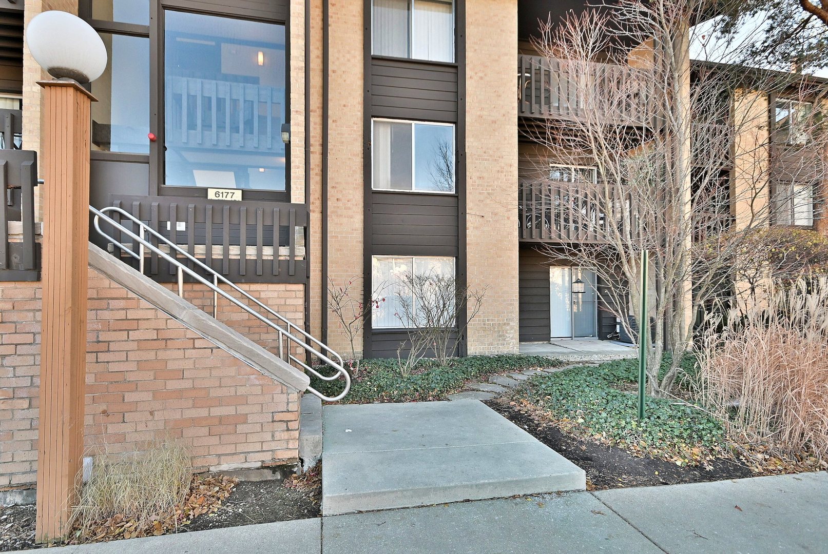 6177 Knoll Wood Road #102, Willowbrook, IL 60527