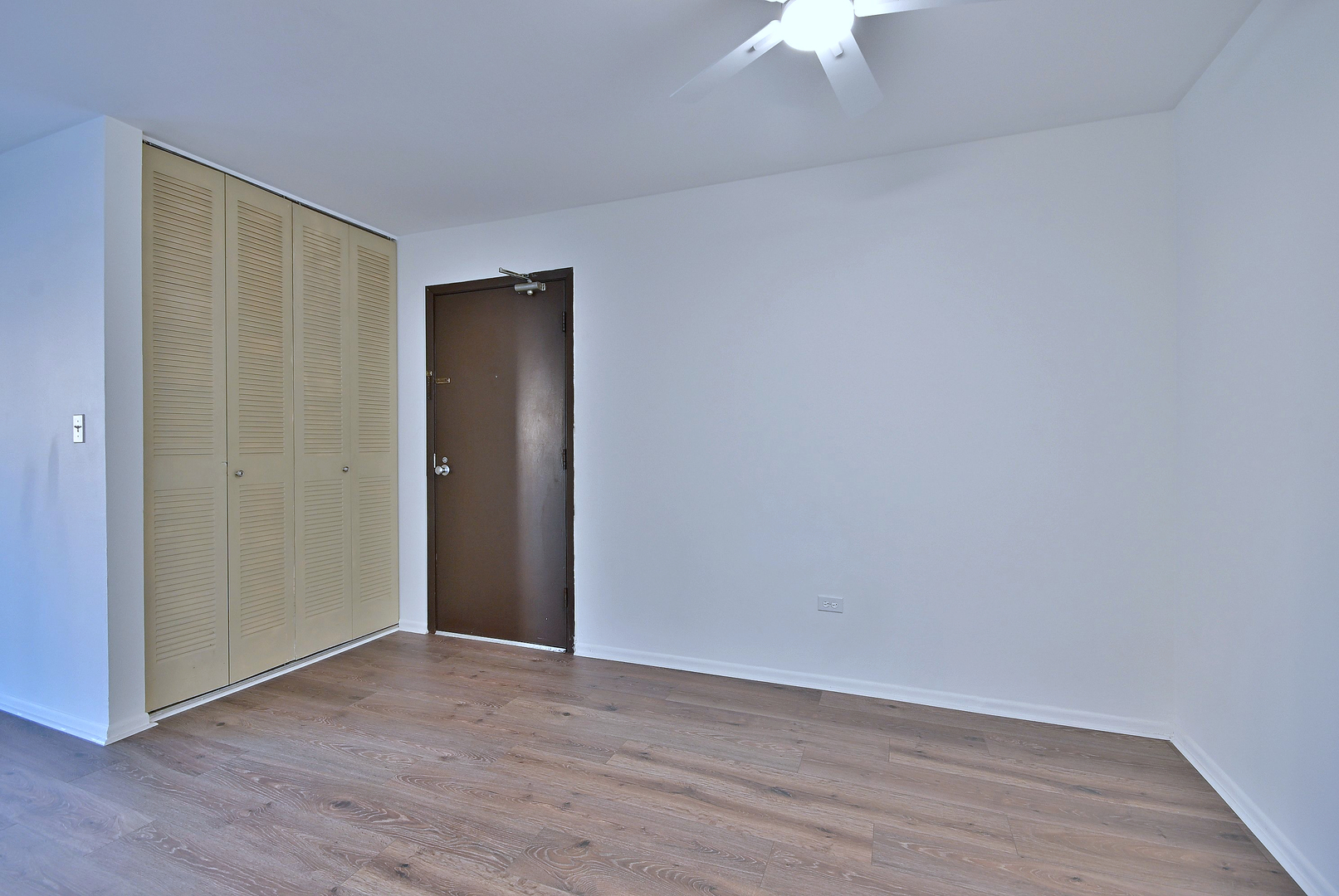 6177 Knoll Wood Road #102, Willowbrook, IL 60527