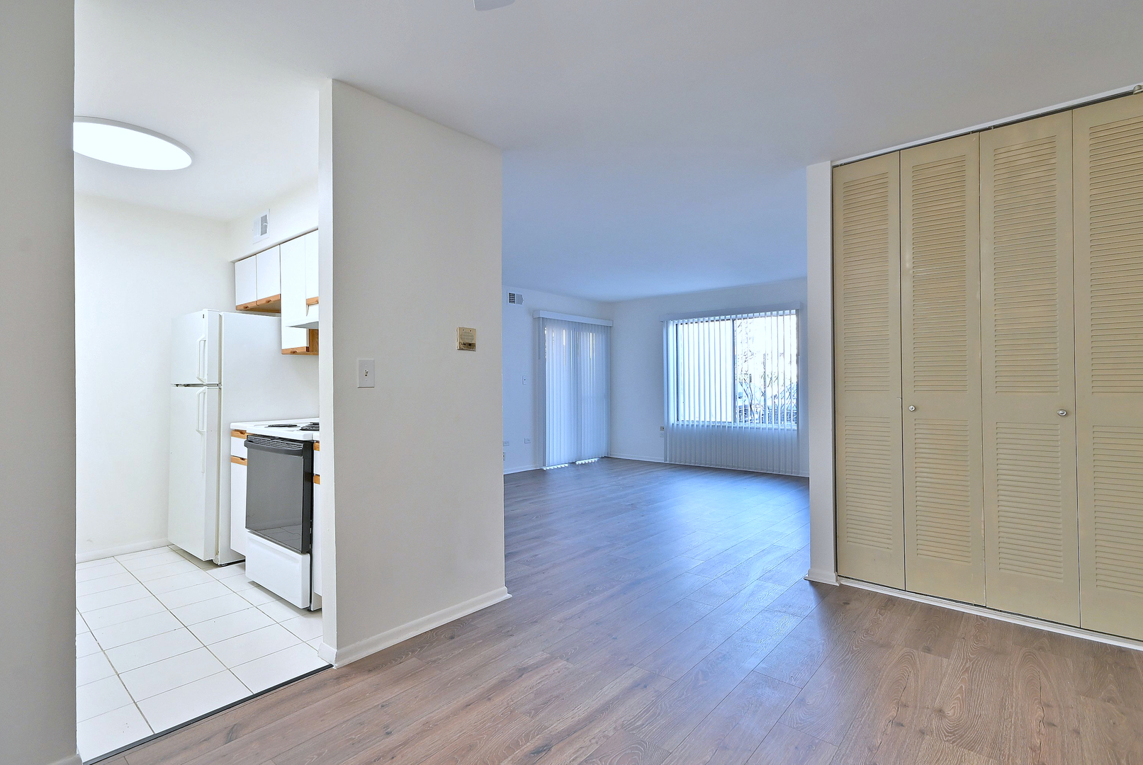 6177 Knoll Wood Road #102, Willowbrook, IL 60527